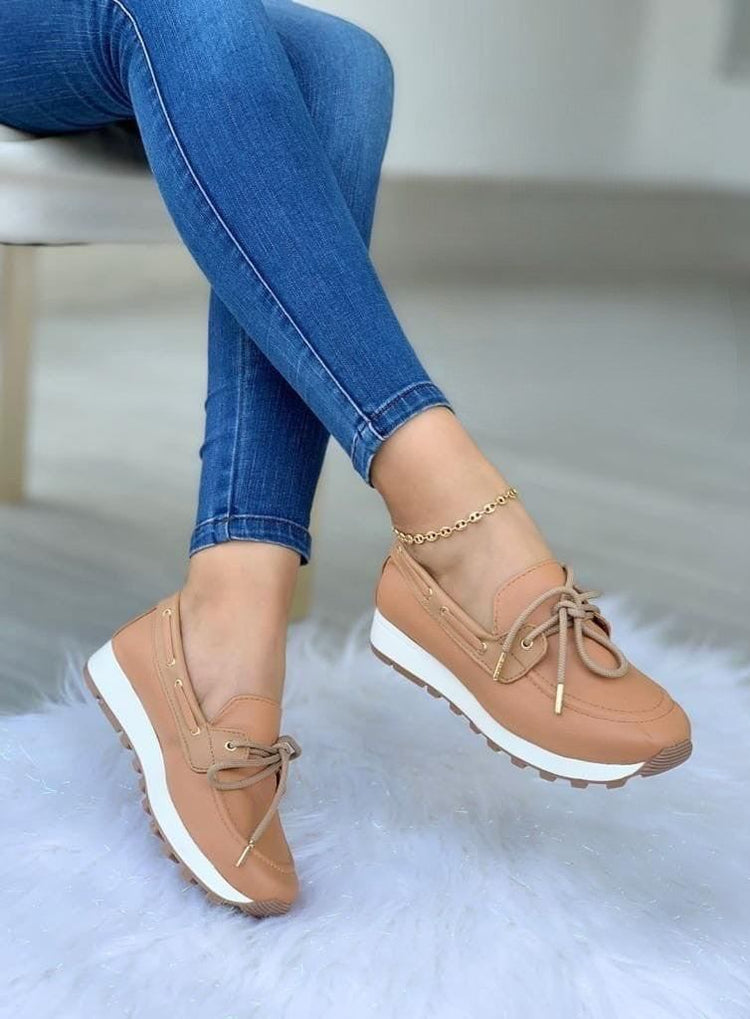 Tenis Bolichero Oliva para mujer en cuero vegano color oliva con suela tractor blanca y diseño casual urbano