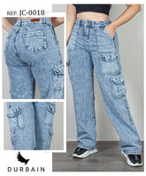 Pantalón cargo hombre de tela rígida azul claro con múltiples bolsillos y corte moderno, estilo urbano y funcional.