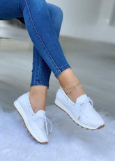 Tenis Bolichero Oliva blancos unisex con suela tractor y cuero vegano, diseño cómodo y moderno.