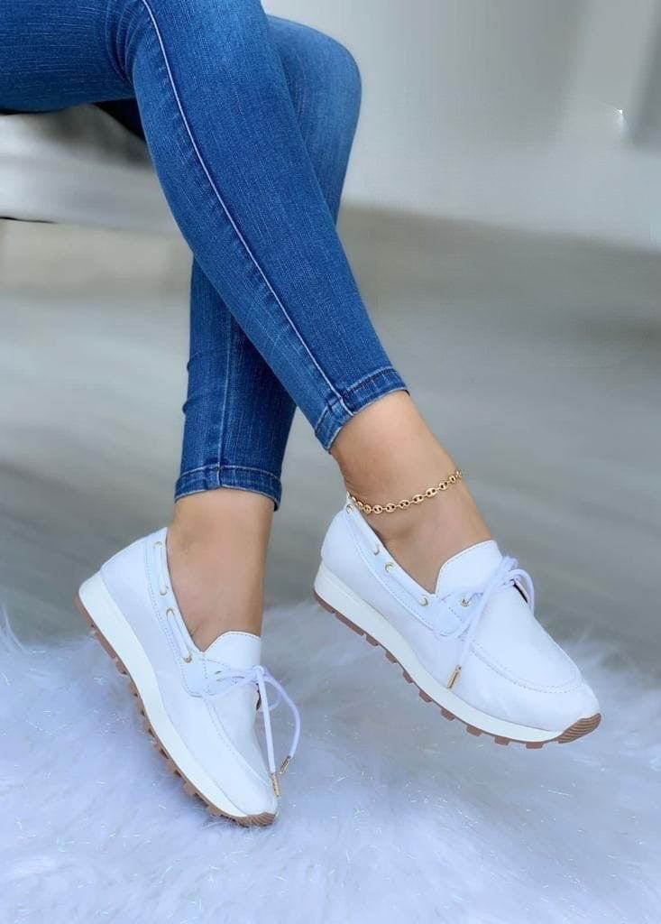 Tenis Bolichero Oliva blancos unisex con suela tractor y cuero vegano, diseño cómodo y moderno.