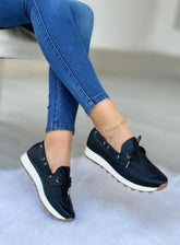 Tenis Bolichero Oliva negros con suela tractor, cuero vegano y diseño urbano colombiano.