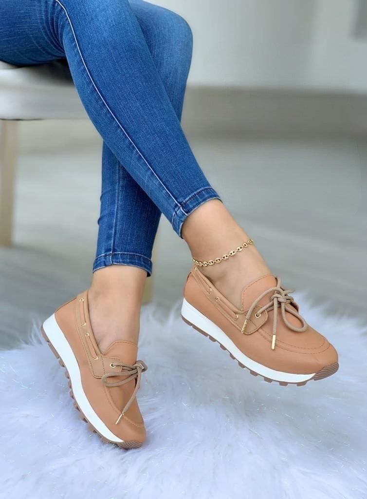 Tenis Bolichero Oliva para mujer en cuero vegano color oliva con suela tractor blanca y diseño casual urbano