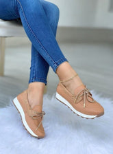 Tenis Bolichero Oliva para mujer en cuero vegano color oliva con suela tractor blanca y diseño casual urbano