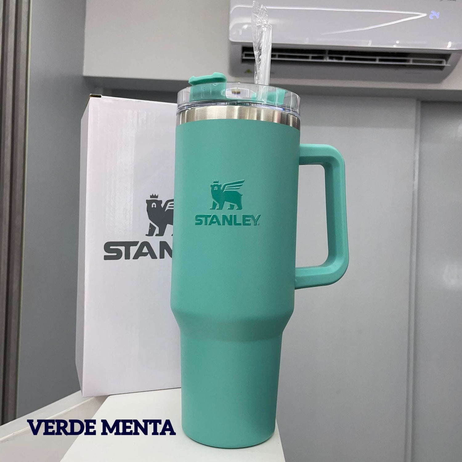 Termo Stanley Quencher H2.0 verde menta de acero inoxidable con capacidad 40 oz, tapa con pitillo reutilizable y mango lateral ergonómico.