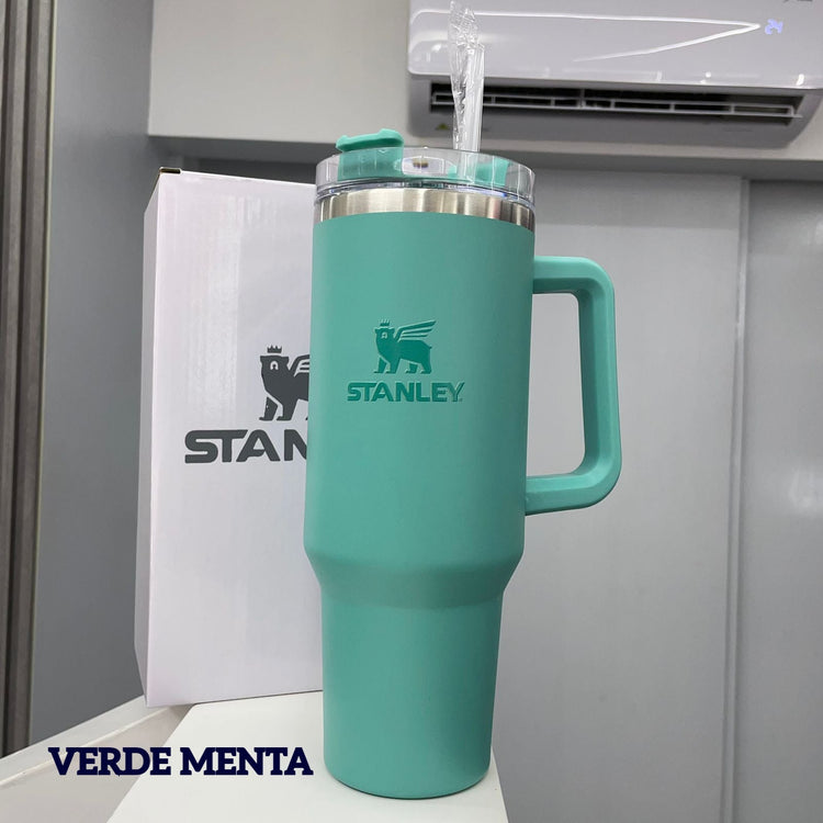 Termo Stanley Quencher H2.0 verde menta de acero inoxidable con capacidad 40 oz, tapa con pitillo reutilizable y mango lateral ergonómico.