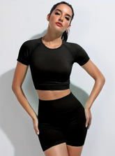 Mujer modelando conjunto short y crop top negro de tela licrada ajustada y cómoda