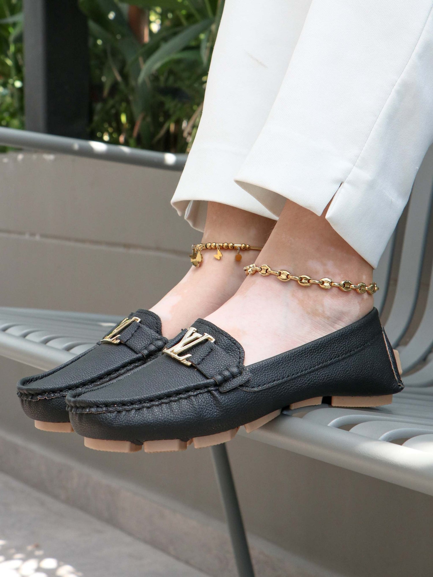 Mocasín para dama negro de sintético premium con suela antideslizante y diseño clásico elegante.