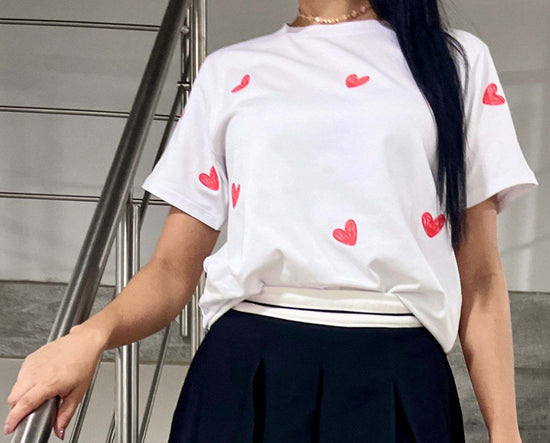 camiseta blanca de corazones rojos estampados DTF de algodón licrado diseño clásico mujer