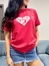 camiseta roja de corazones en algodón licrado con estampado blanco DTF y diseño clásico femenino