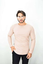 Hombre con blusa galleta licrada beige de manga larga y ajuste moderno