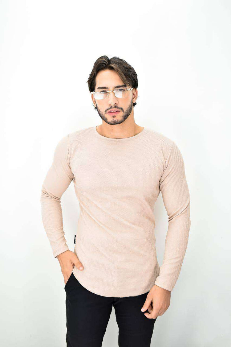 Hombre con blusa galleta licrada beige de manga larga y ajuste moderno