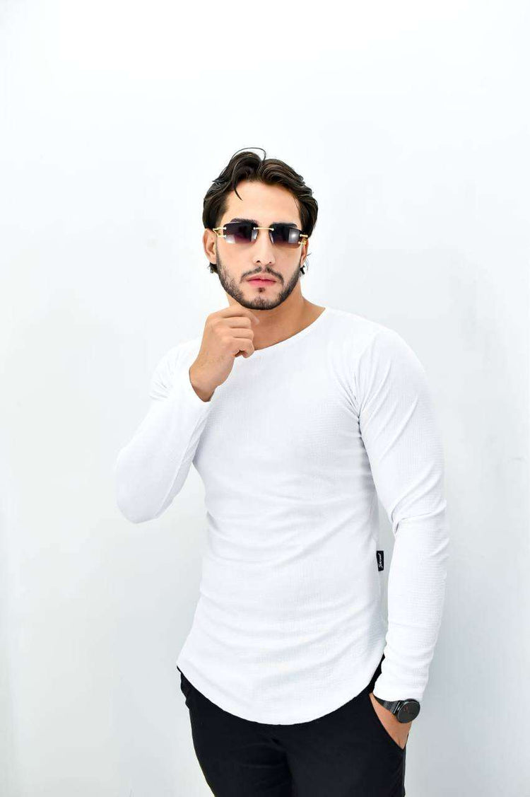 Hombre con blusa galleta licrada blanca de manga larga y gafas de sol