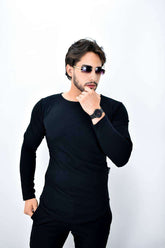 Hombre con blusa galleta licrada negra de manga larga, estilo moderno y ajustado.