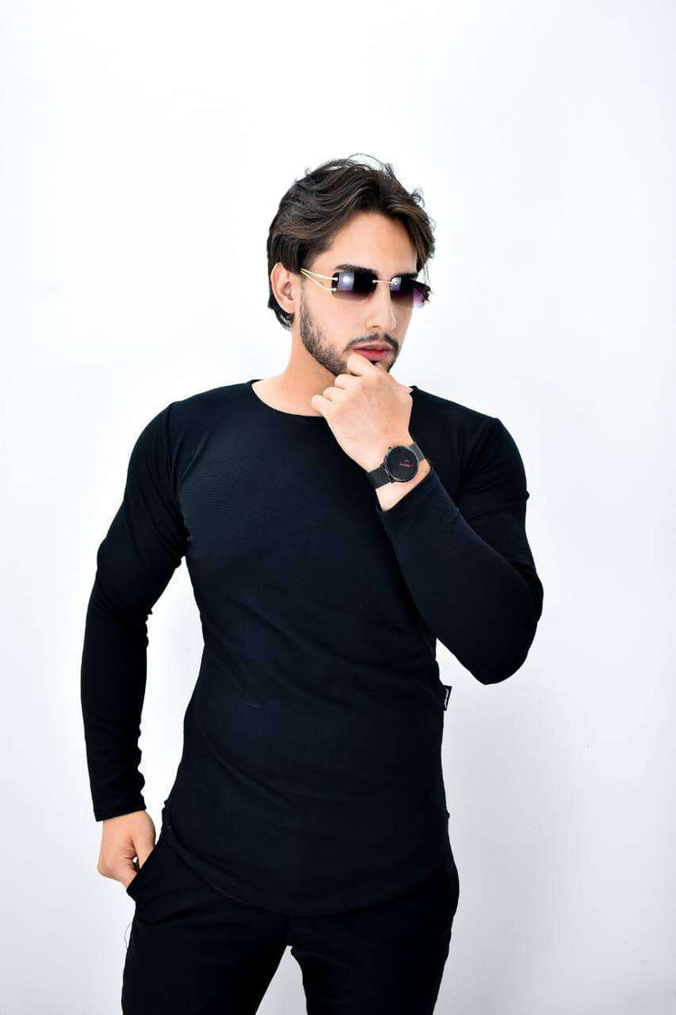 Hombre con blusa galleta licrada negra de manga larga, estilo moderno y ajustado.