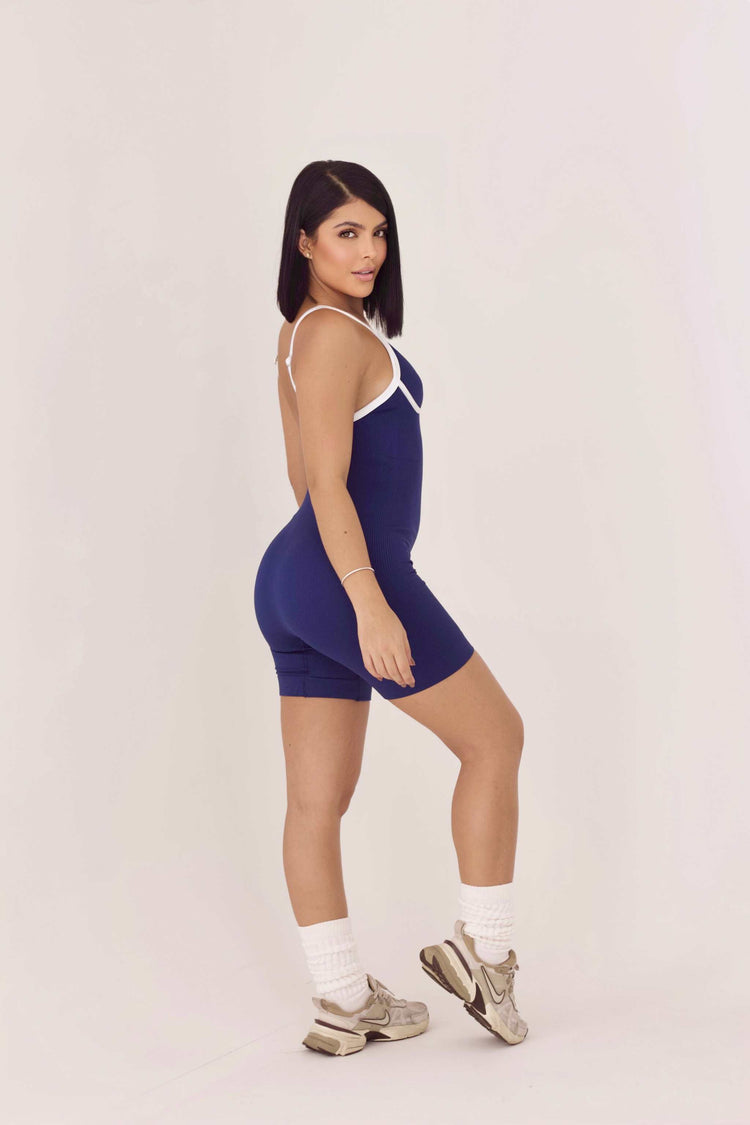 Enterizo corto seamless azul Ashley con ajuste moldeador y sin transparencias, ideal para entrenamiento y uso casual.