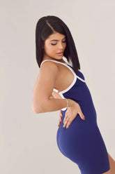 Mujer usando enterizo corto seamless azul Ashley SKINFLEX moldeador sin transparencias