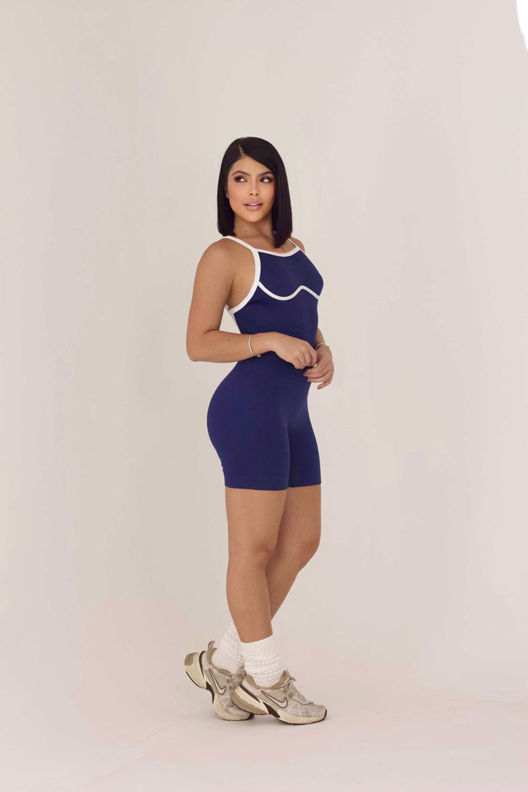 Mujer usando enterizo corto seamless azul Ashley SKINFLEX ajustado y sin costuras, ideal para ejercicio y uso casual