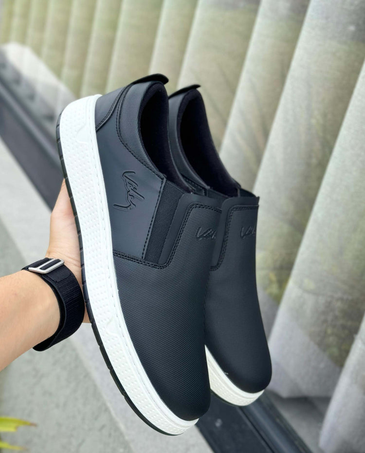 Zapatillas slip-on color arena. Perfectas para un look descomplicado.