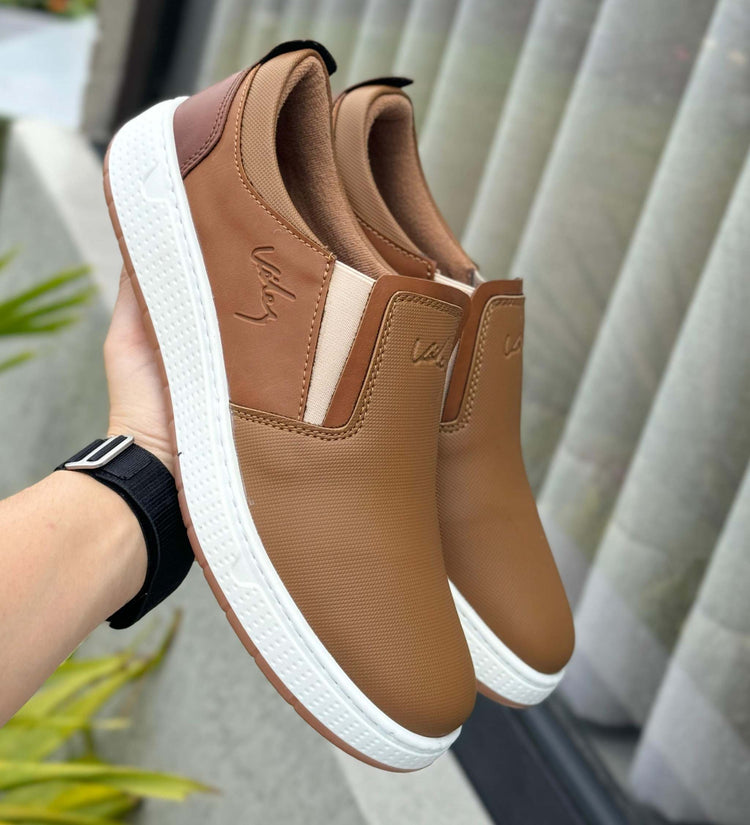 Calzado tipo alpargata en cuero camel. Toque sofisticado.