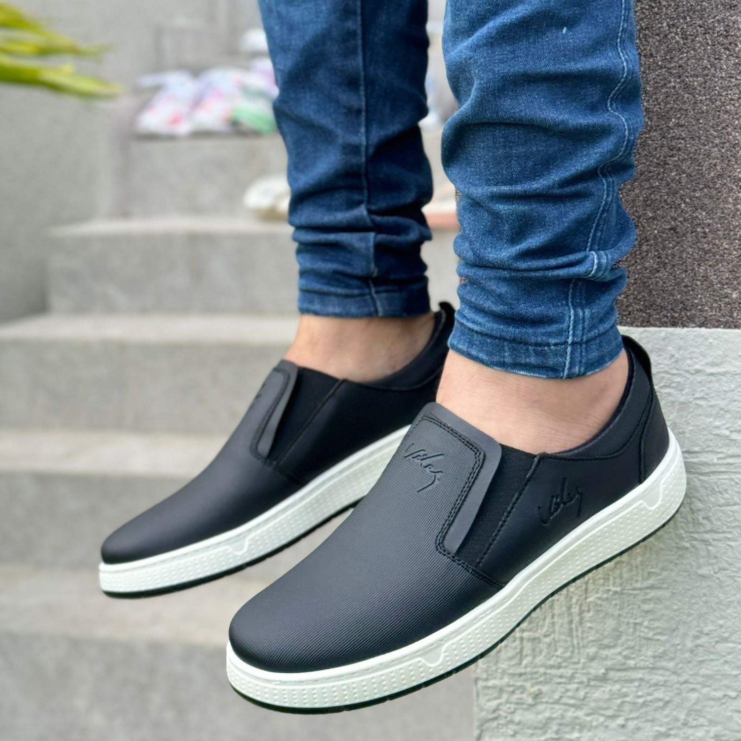 Tenis casuales negros sin cordones. Ideales para cualquier outfit.