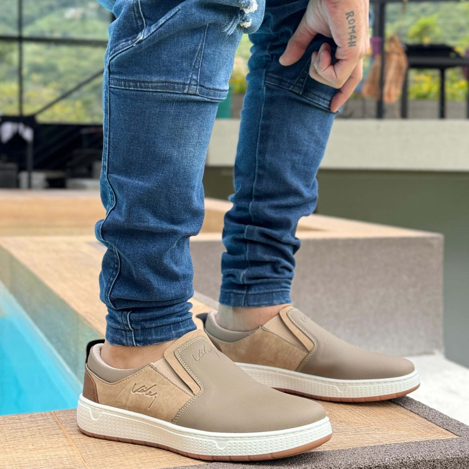 Calzado slip-on café claro. Comodidad y estilo garantizados.