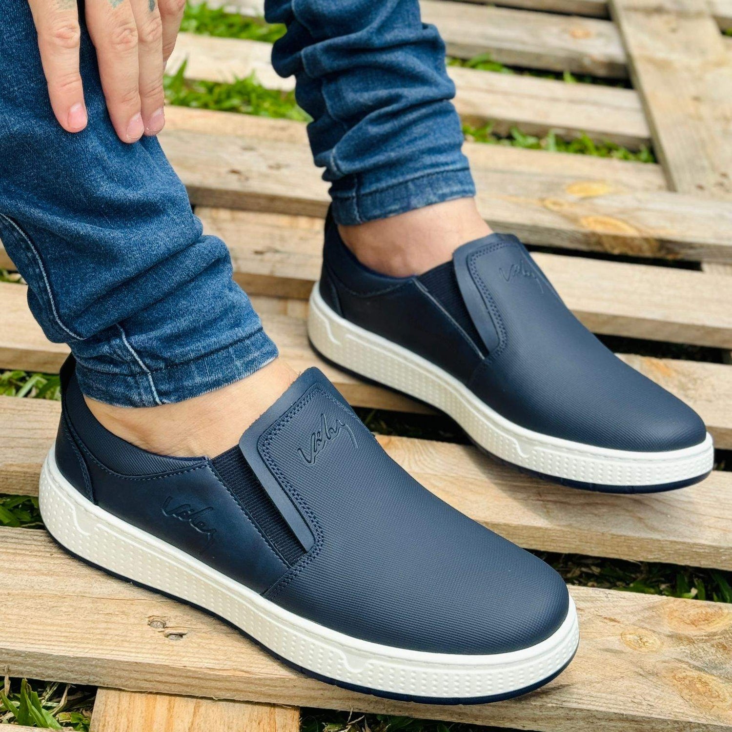 Mocasin azul oscuro. Elegancia relajada para el día a día.