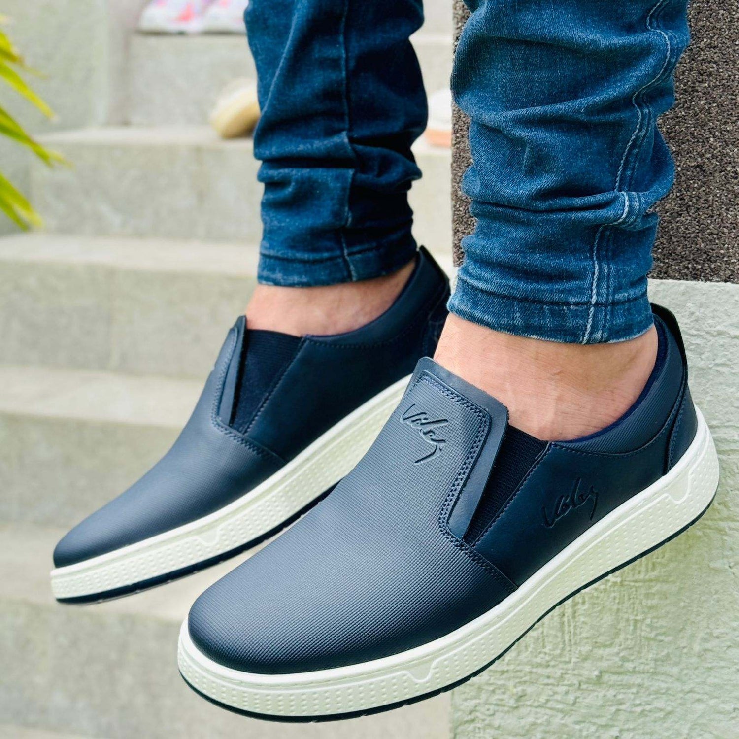 Tenis oscuros de fácil calce. Ideales para el fin de semana.