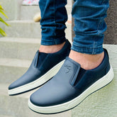 Tenis oscuros de fácil calce. Ideales para el fin de semana.