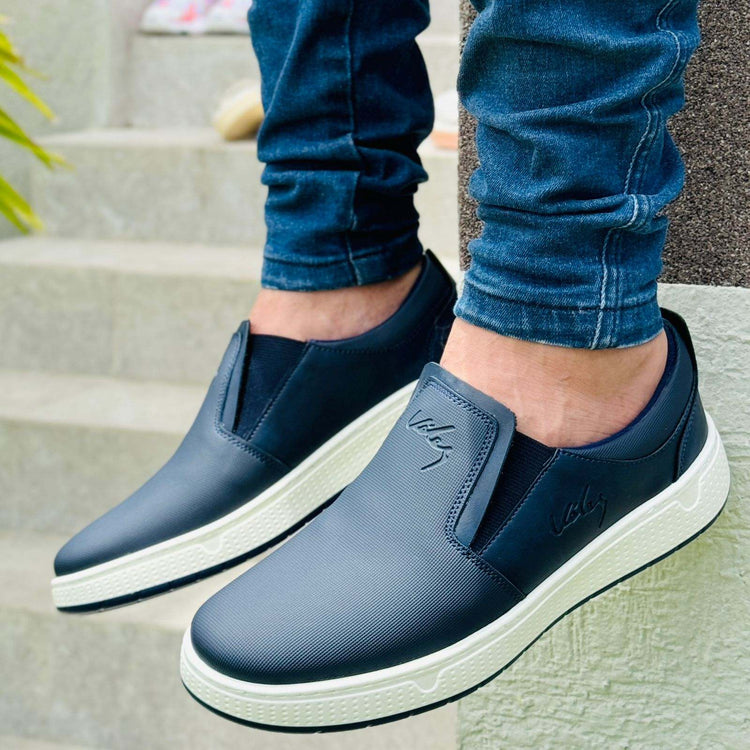 Tenis oscuros de fácil calce. Ideales para el fin de semana.