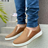 Zapatos casuales miel con detalle en contraste. ¡Súper combinables!