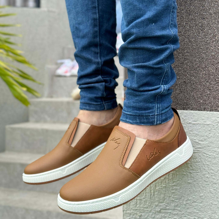 Zapatos casuales miel con detalle en contraste. ¡Súper combinables!