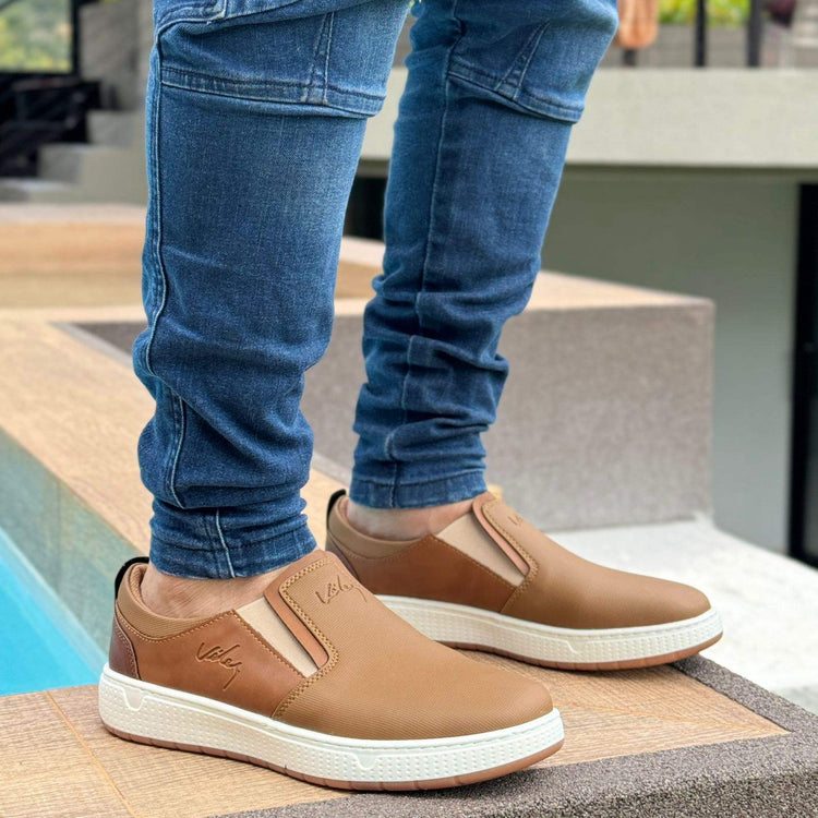 Zapatillas color cuero. Un toque vintage y a la vez moderno.