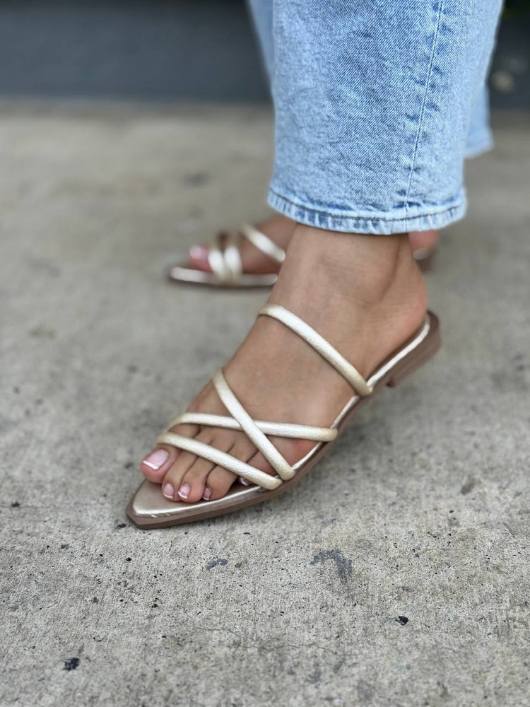 Sandalia plana dama dorada con tiras cruzadas, diseño femenino y suela antideslizante ultraliviana