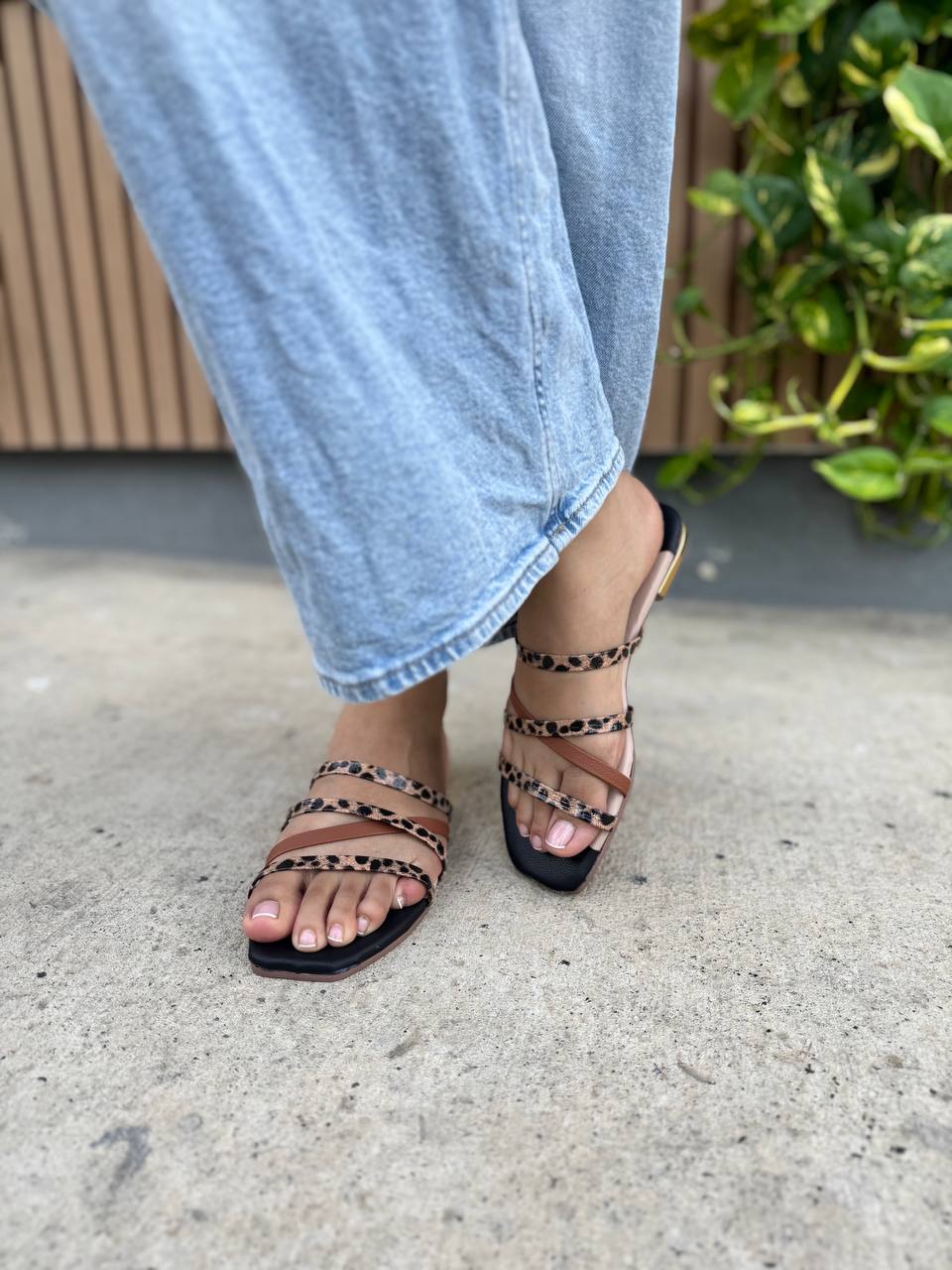 Sandalia Plana Cruzzi para mujer con tiras entrelazadas y diseño animal print, suela de PVC liviano y tacón plano.