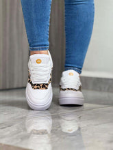 Tenis casual dama con diseño animal print, suela expanso ultraliviana y cordón ancho para comodidad y estilo.
