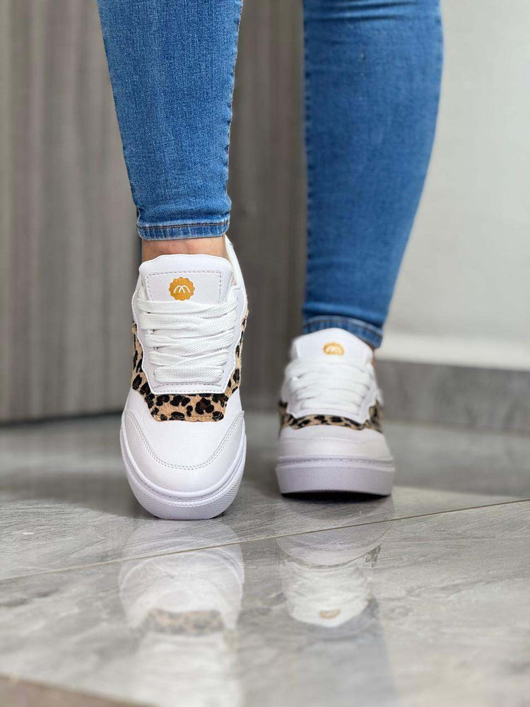 Tenis casual dama con diseño animal print, suela expanso ultraliviana y cordón ancho para comodidad y estilo.