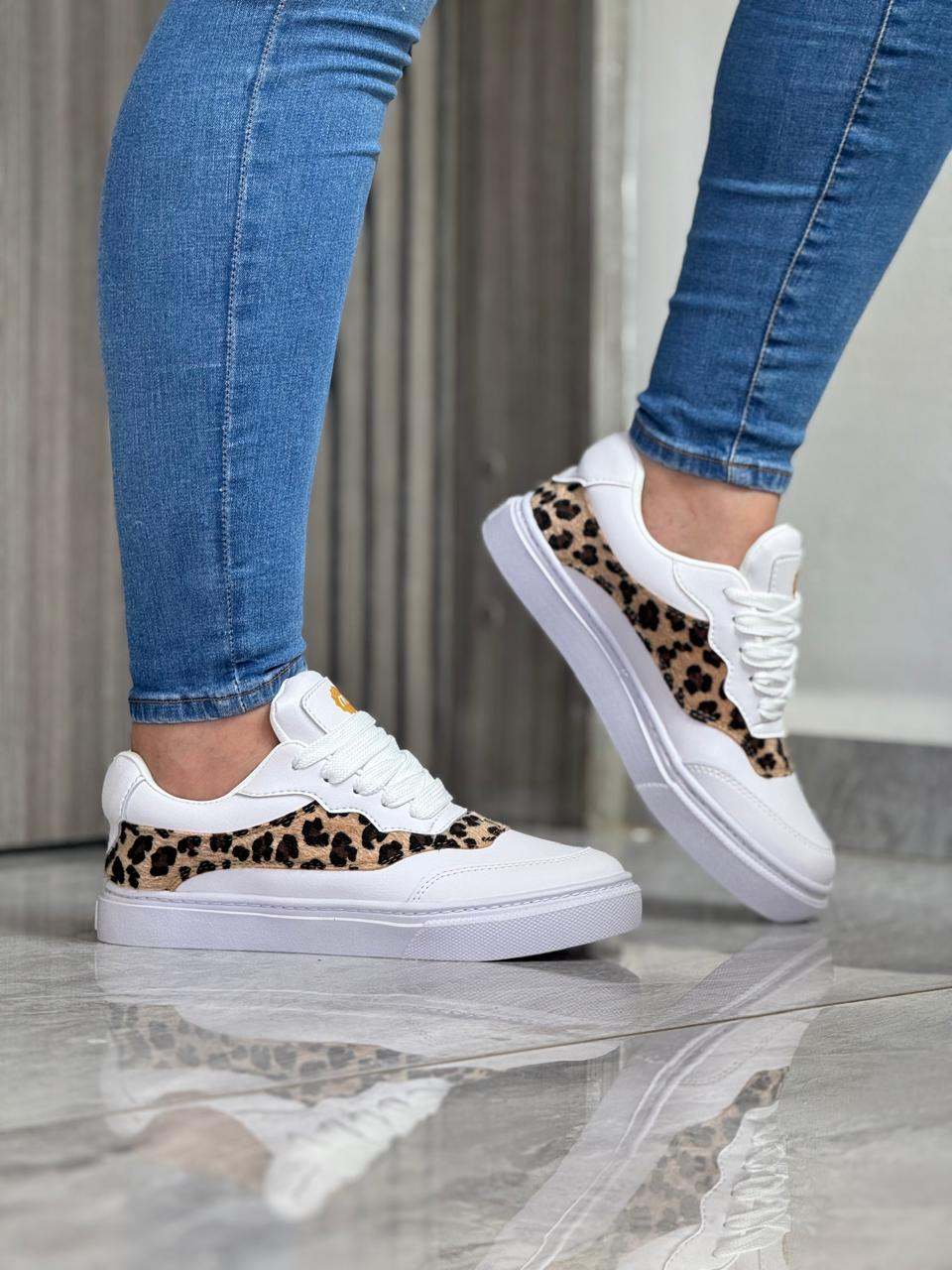 Tenis casual dama con animal print, suela expanso ultraliviana y diseño moderno.