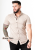 Hombre con camisa chalís arena claro slim fit de cuello neru y manga corta elegante y fresca
