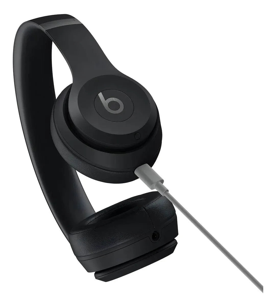 Diadema Beats Studio Pro negra over-ear con cable conectado y diseño moderno