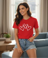 Camiseta roja de algodón licrado con estampado DTF de corazones y diseño clásico, cómoda y estilizada.