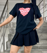 Camiseta negra con estampado rosa de corazones estilo moderno de algodón licrado.